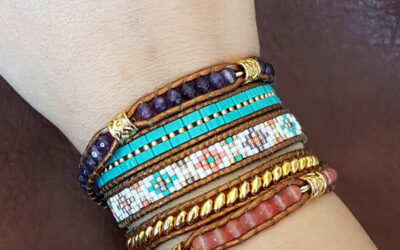 Bracelet wrap 5 tours avec des perles Miyuki Delicas, améthystes et cordon de cuir